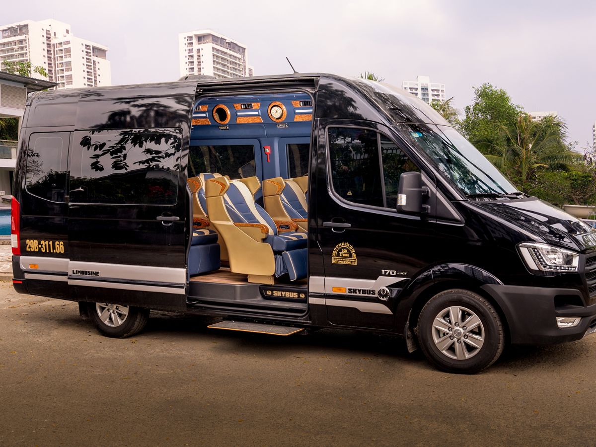 Xe limousine là phương tiện phổ biến để du khách đi Hải Phòng