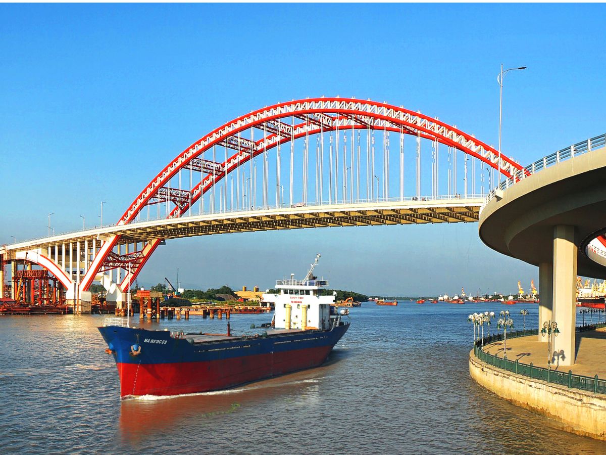 Di chuyển qua cầu mang đến trải nghiệm ngắm cảnh sông nước và đô thị đặc trưng