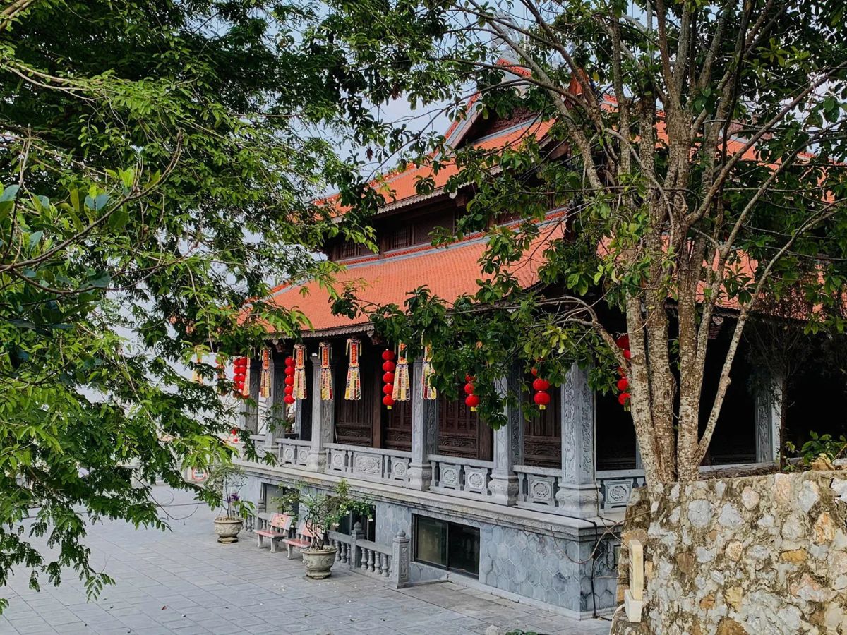 Chùa Long Hoa được xem là một trong những cổ tự tiêu biểu của vùng
