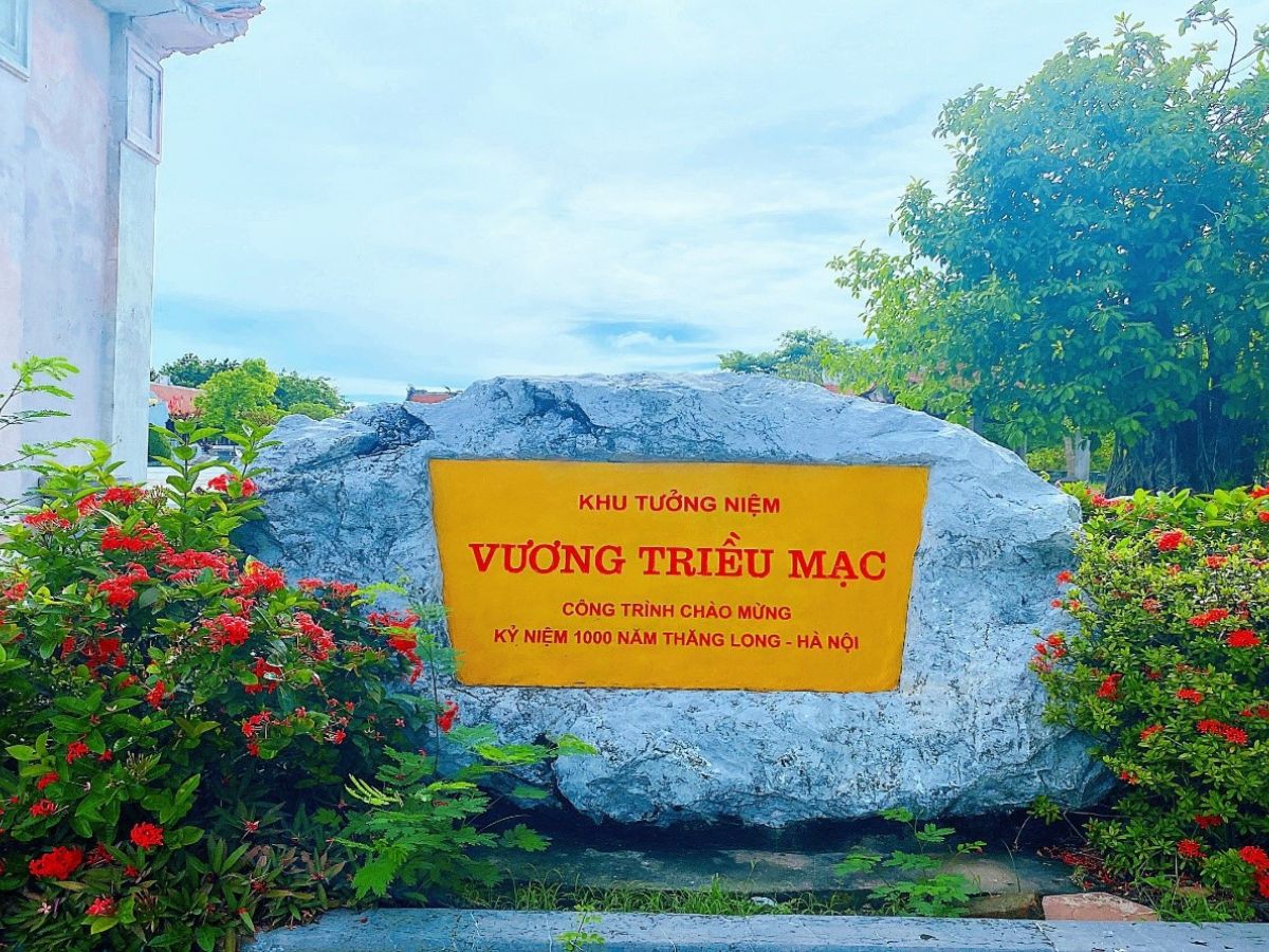 Khu di tích Vương Triều Mạc cách trung tâm Hải Phòng gần 25 km