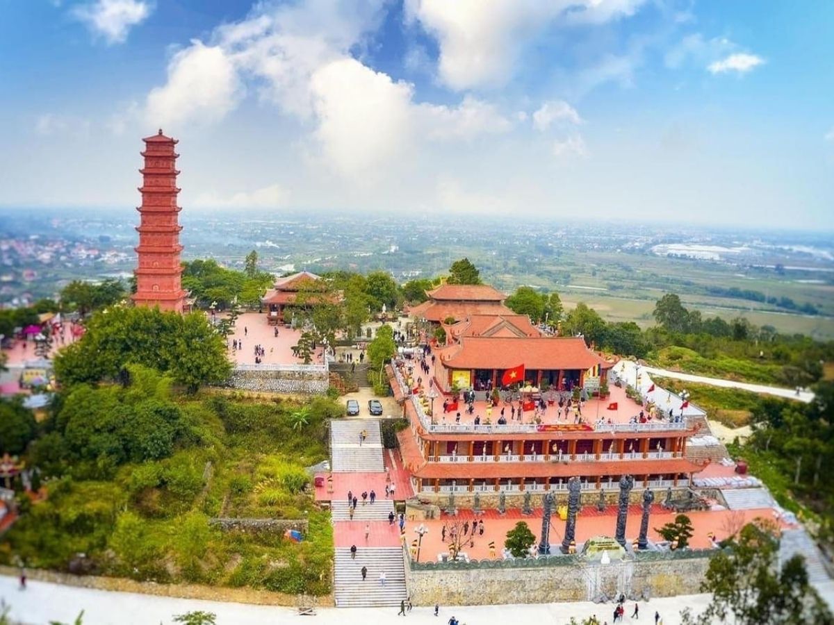 Tháp Tường Long nằm ở phường Đồ Sơn Hải Phòng, một mặt hướng biển