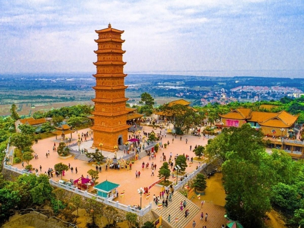 Du khách mặc trang phục thoải mái, đi giày thể thao để di chuyển tham quan thuận lợi