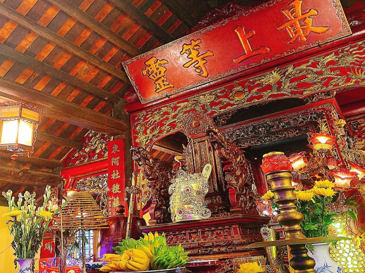 Đến Từ Lương Xâm, du khách được lắng nghe những câu chuyện dân gian kể về Ngô Quyền