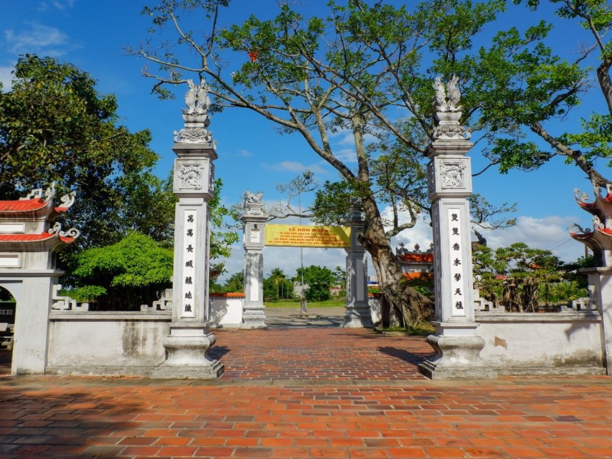 Từ Lương Xâm nằm ở phường Nam Hải, ven cửa biển Bạch Đằng