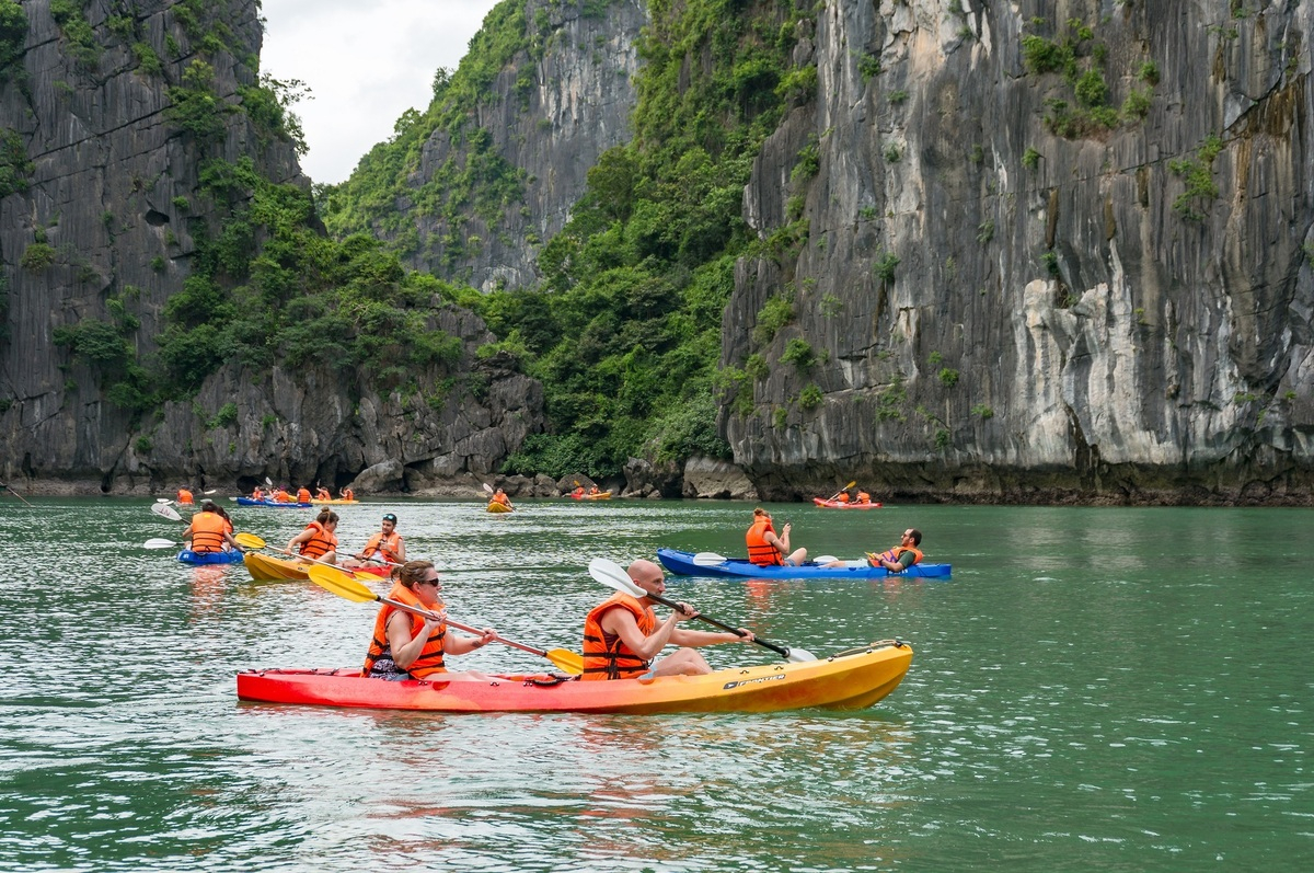 Du khách thích thú chèo kayak ở Cát Bà