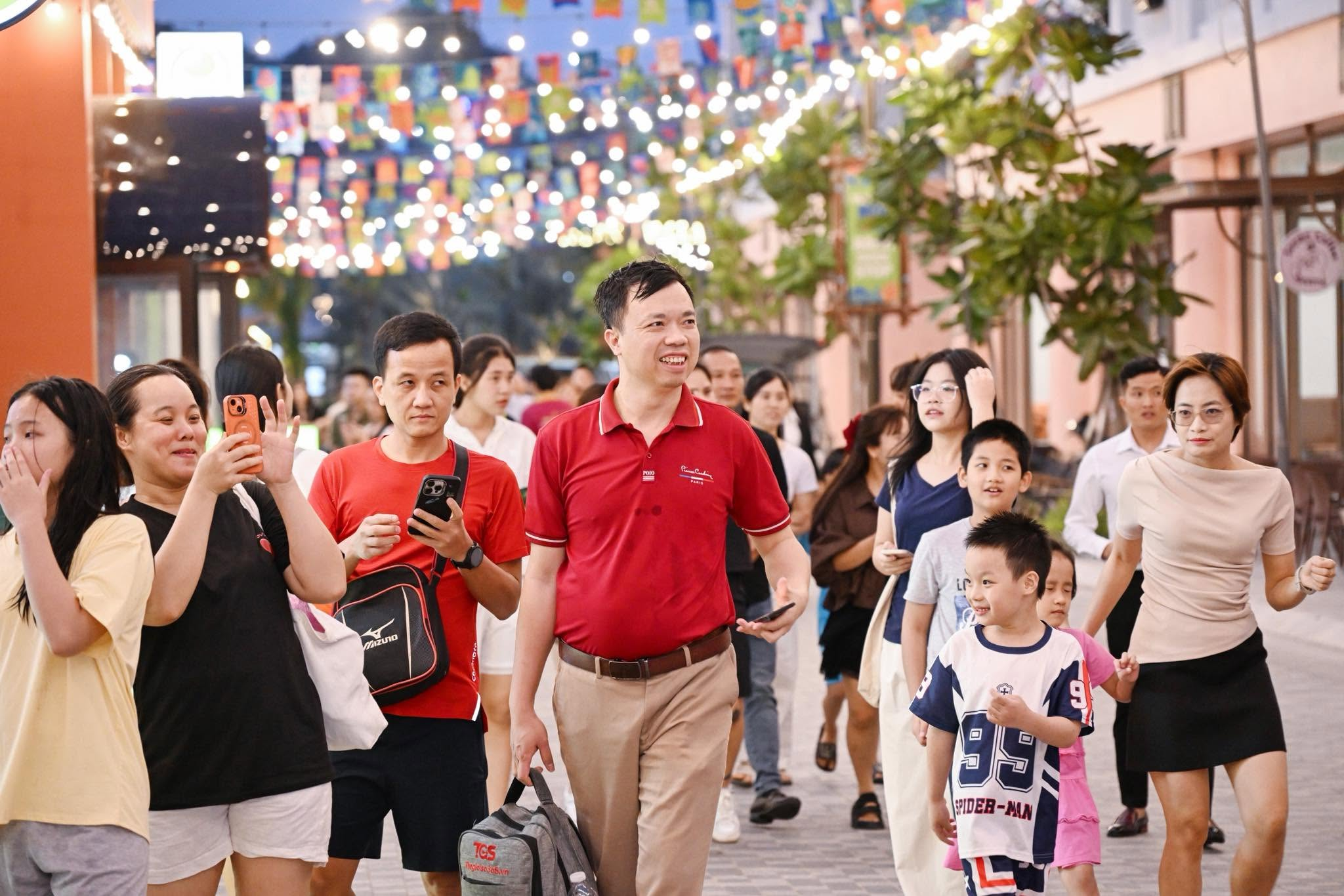 Không gian chợ đêm VUI-Fest Cát Bà rực rỡ ánh sáng và sôi động bên vịnh trung tâm