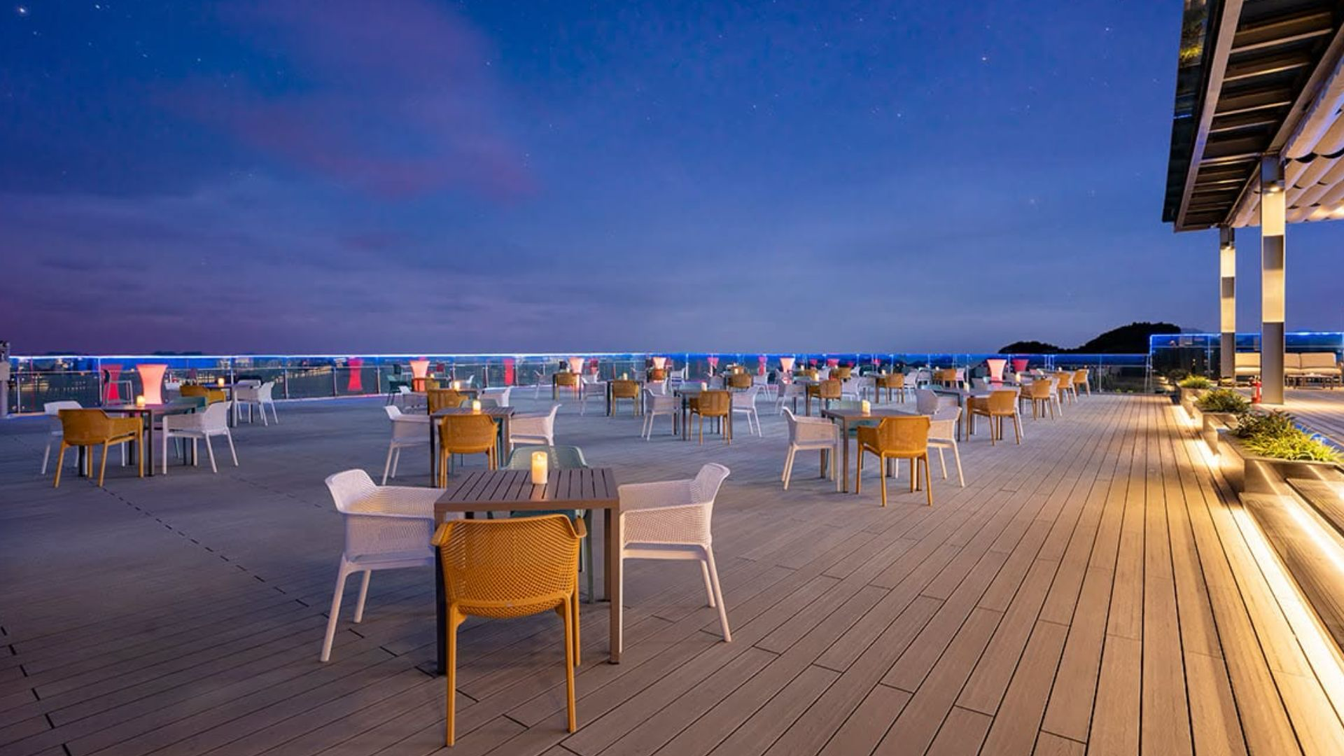 Không gian rooftop bar với tầm nhìn bao quát vịnh Lan Hạ lung linh khi màn đêm buông xuống