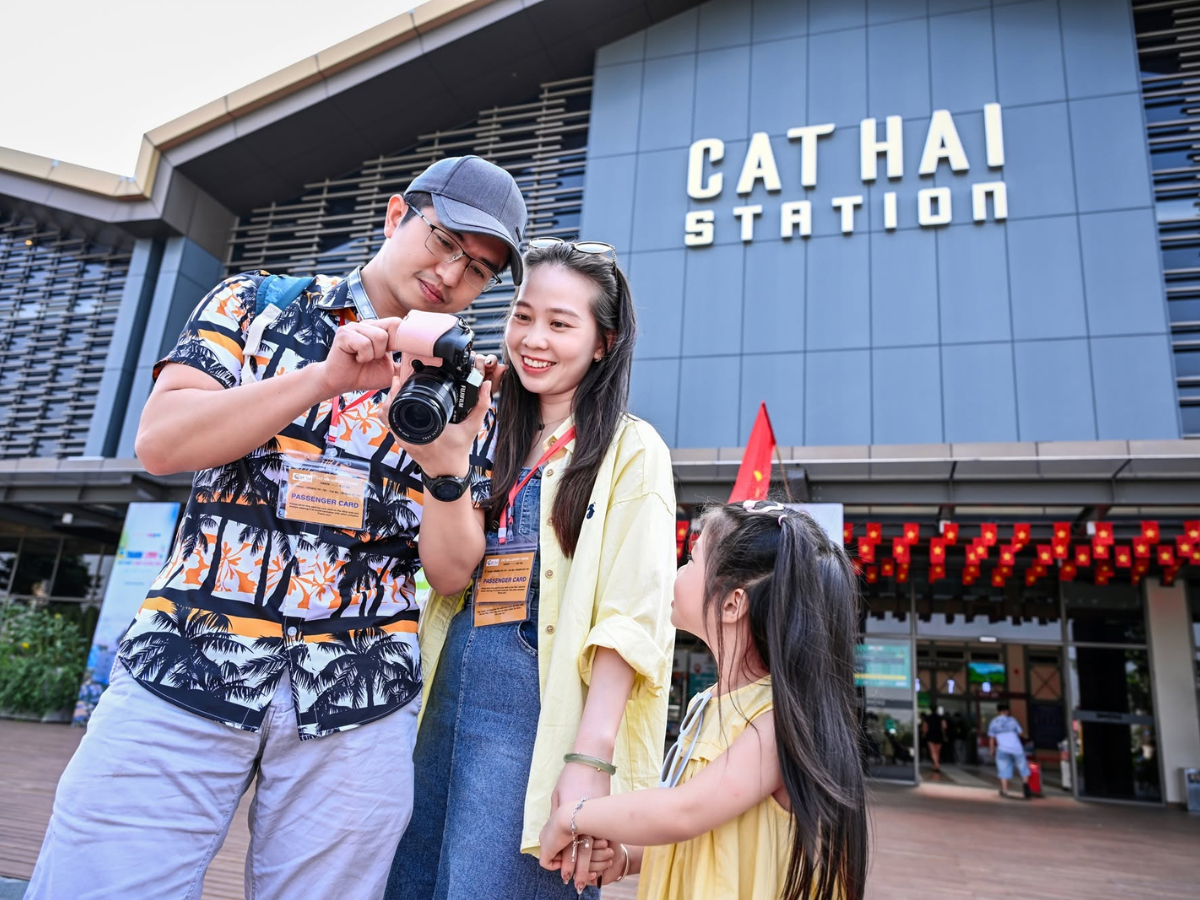 Nếu yêu thích chụp ảnh, bạn nên chuẩn bị thêm máy ảnh, pin dự phòng hoặc sạc dự phòng dung lượng lớn