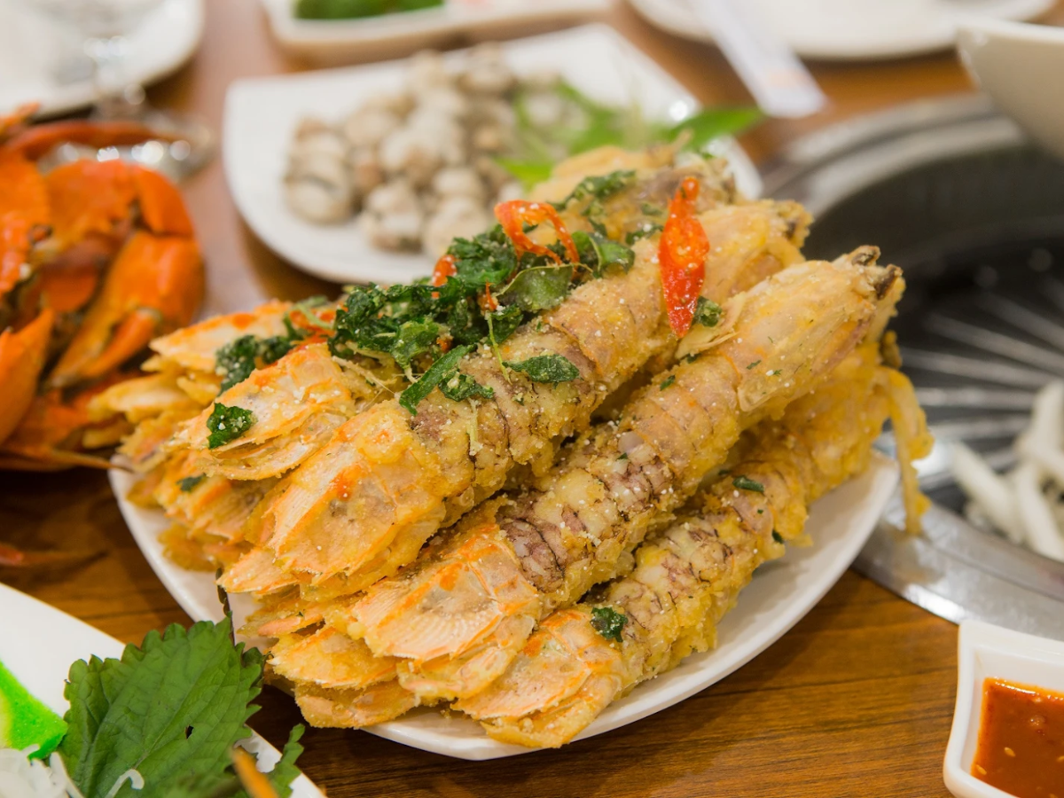 Cát Bà nổi tiếng với nhiều món ăn như tu hài, bề bề, ghẹ xanh, cá song, sam biển, hàu nướng và các loại ốc theo mùa