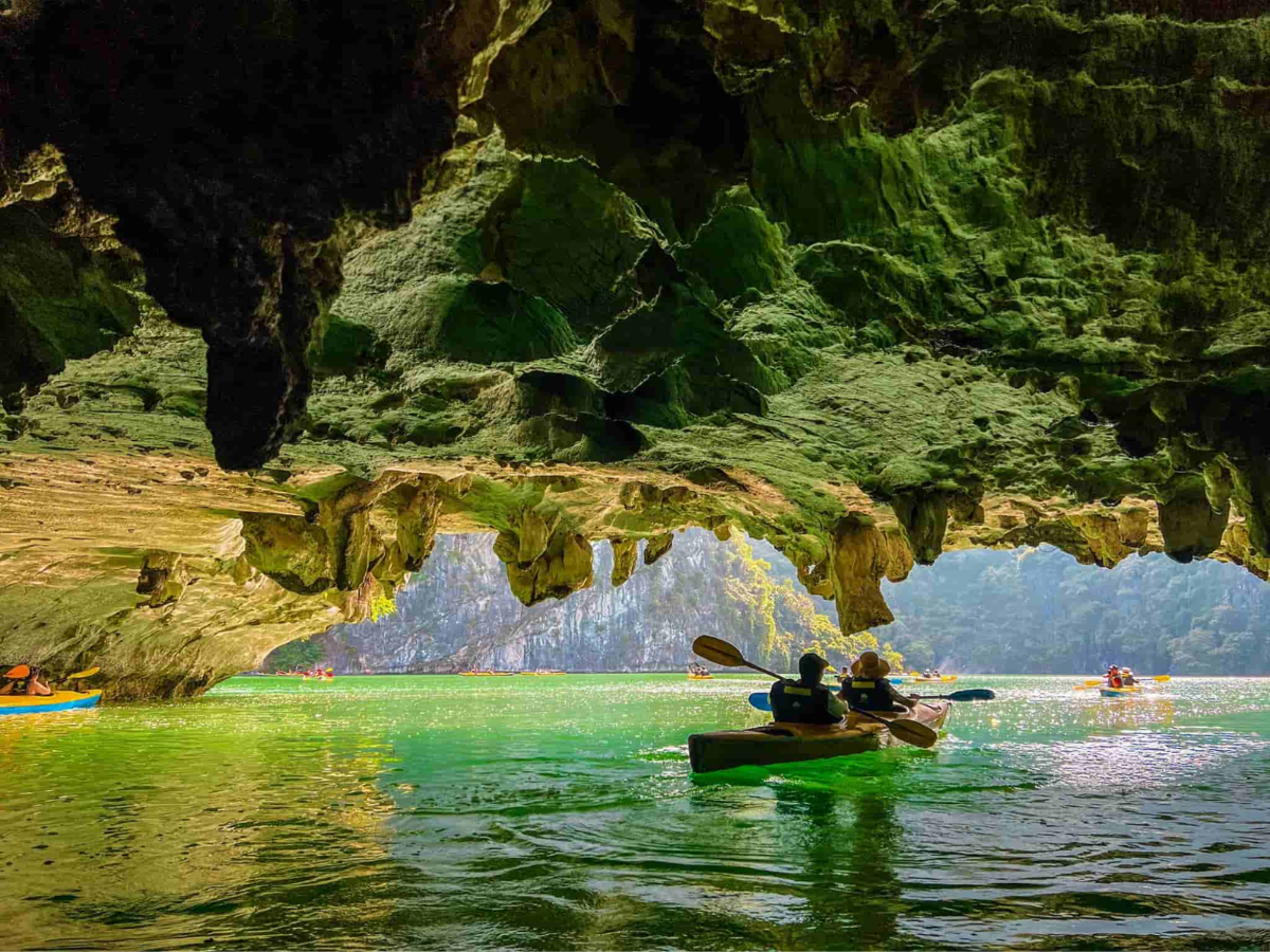 Áng Tham là khu vực có mặt nước phẳng lặng quanh năm nhờ được bao bọc bởi các dãy núi đá vôi lớn