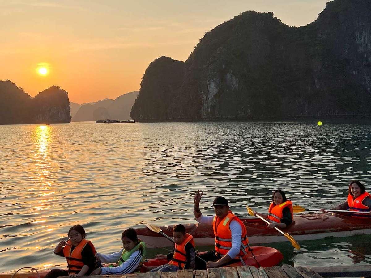 Hoàng hôn là thời điểm vịnh Lan Hạ khoác lên mình vẻ đẹp rất khác so với ban ngày