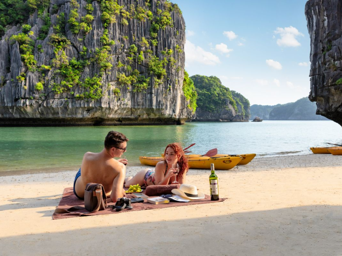 Bạn cũng nên chuẩn bị túi chống nước để bảo vệ điện thoại, máy ảnh và giấy tờ cá nhân