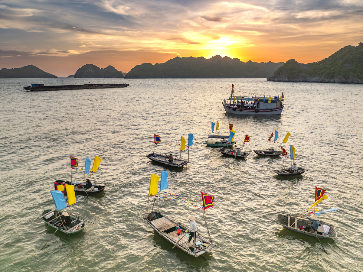 Hàng chục tàu thuyền của ngư dân địa phương cùng đại diện ban tổ chức đã di chuyển ra khu vực vịnh để thực hiện nghi lễ truyền thống