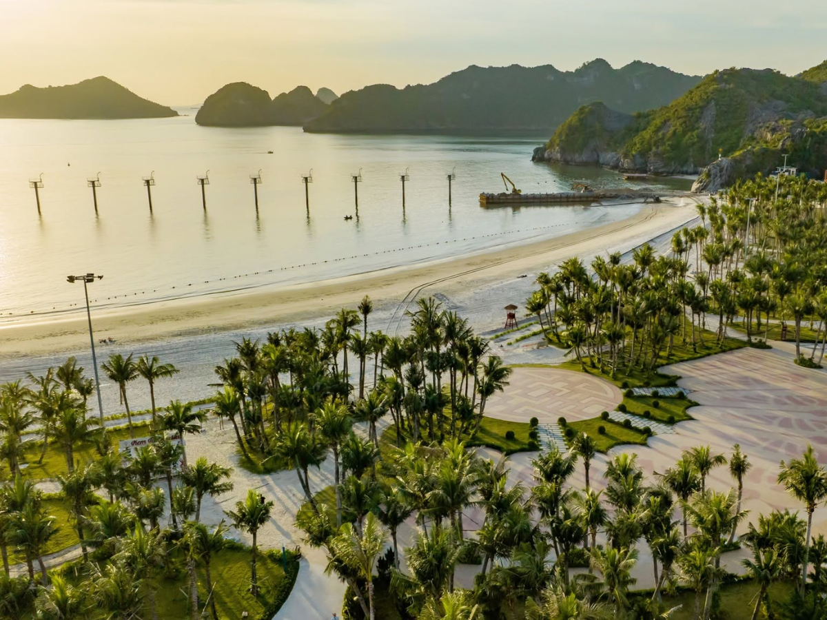 Điểm nhấn tiếp theo của Xanh Island là bãi tắm Các Bà dài gần 1 km, được quy hoạch đồng bộ với không gian ven biển hiện đại
