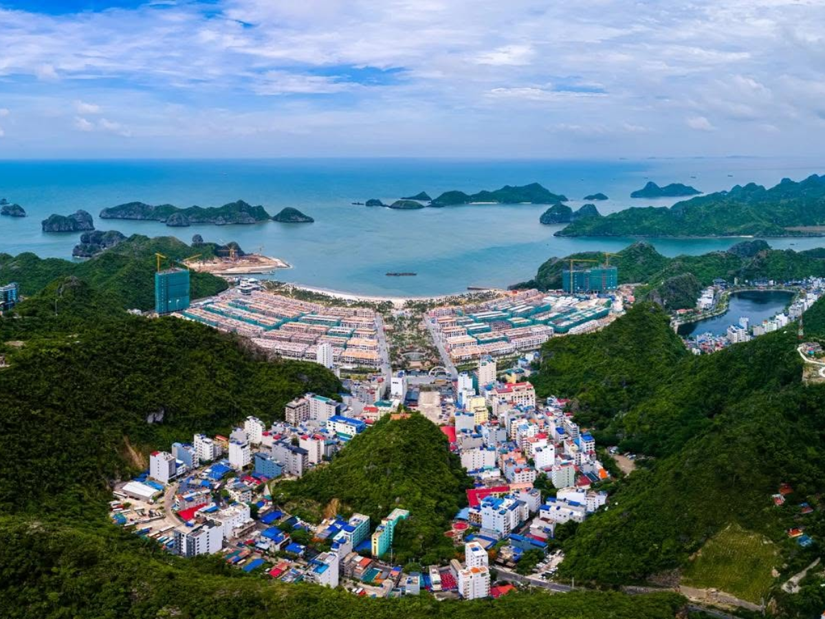 Dự án sở hữu vị trí "trung tâm của trung tâm", lưng tựa núi, mặt hướng thẳng ra vịnh Lan Hạ