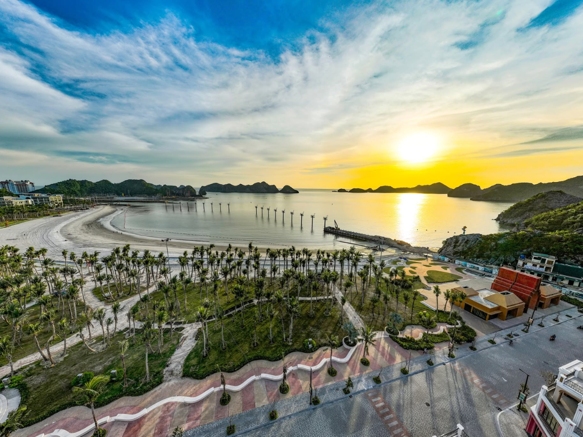 Địa thế lưng tựa núi, mặt hướng biển còn mang đến tầm nhìn rộng mở ra hàng trăm đảo đá vôi đặc trưng của vịnh Lan Hạ