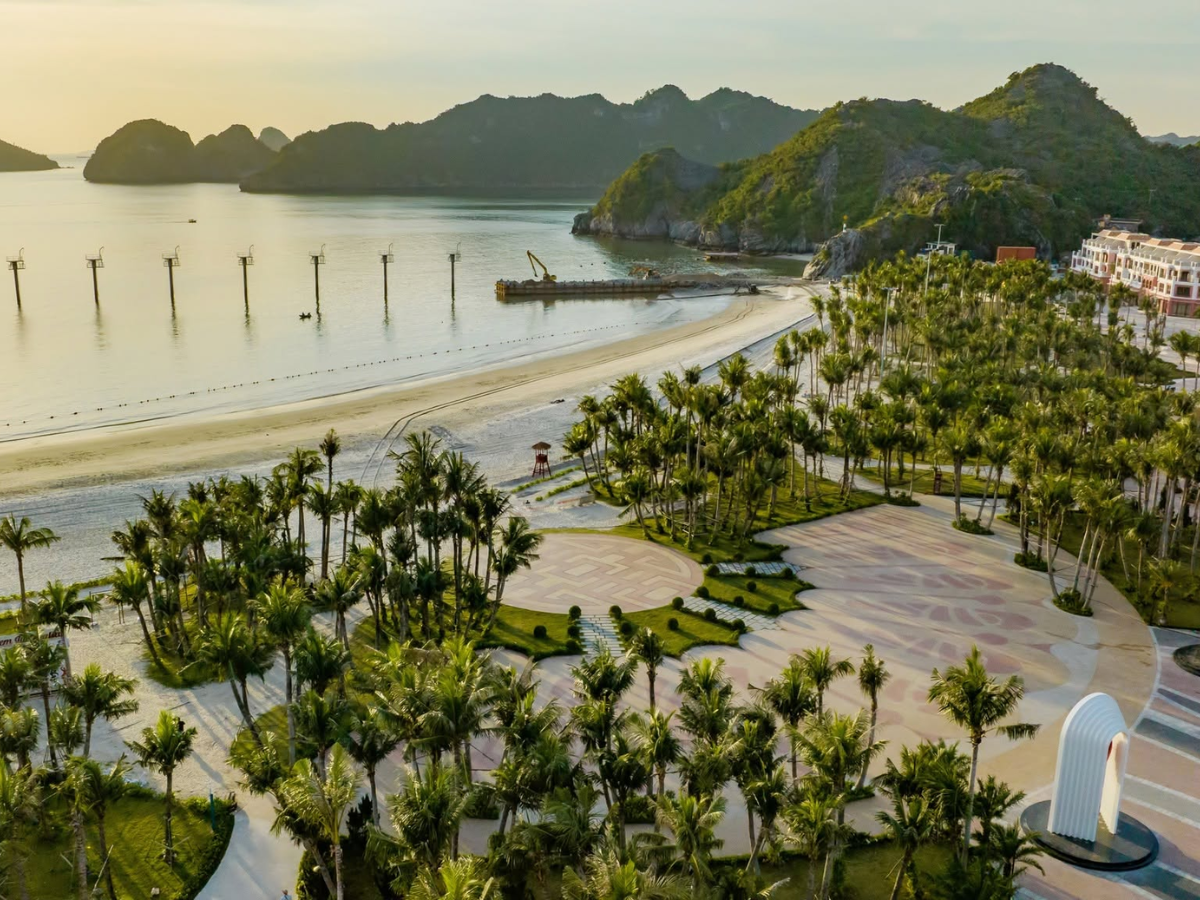 Sân khấu đặt ở vị trí ngay trung tâm Xanh Island, kết nối thuận tiện với VUI-Fest Cat Ba, Sun Bavaria Cat Ba, quảng trường biển và bãi tắm