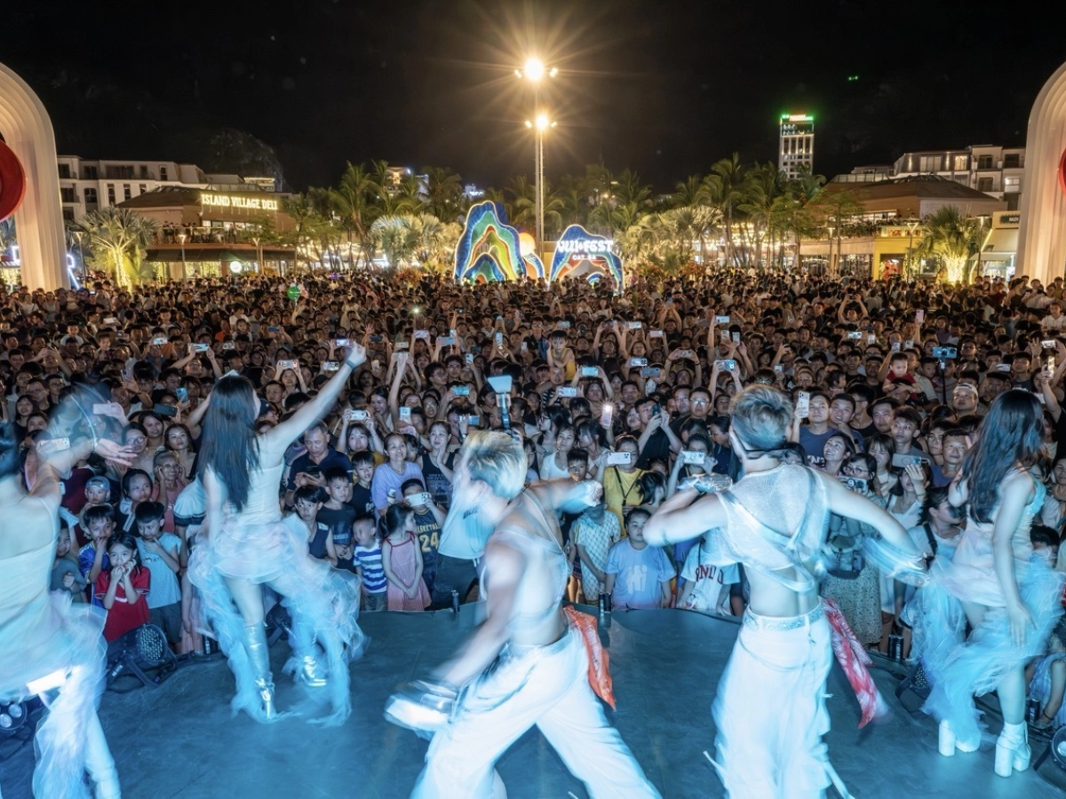 Tham gia các hoạt động tương tác cùng nghệ sĩ đường phố rồi thưởng thức DJ Show, ca sĩ, violin và những màn trình diễn nghệ thuật đặc sắc