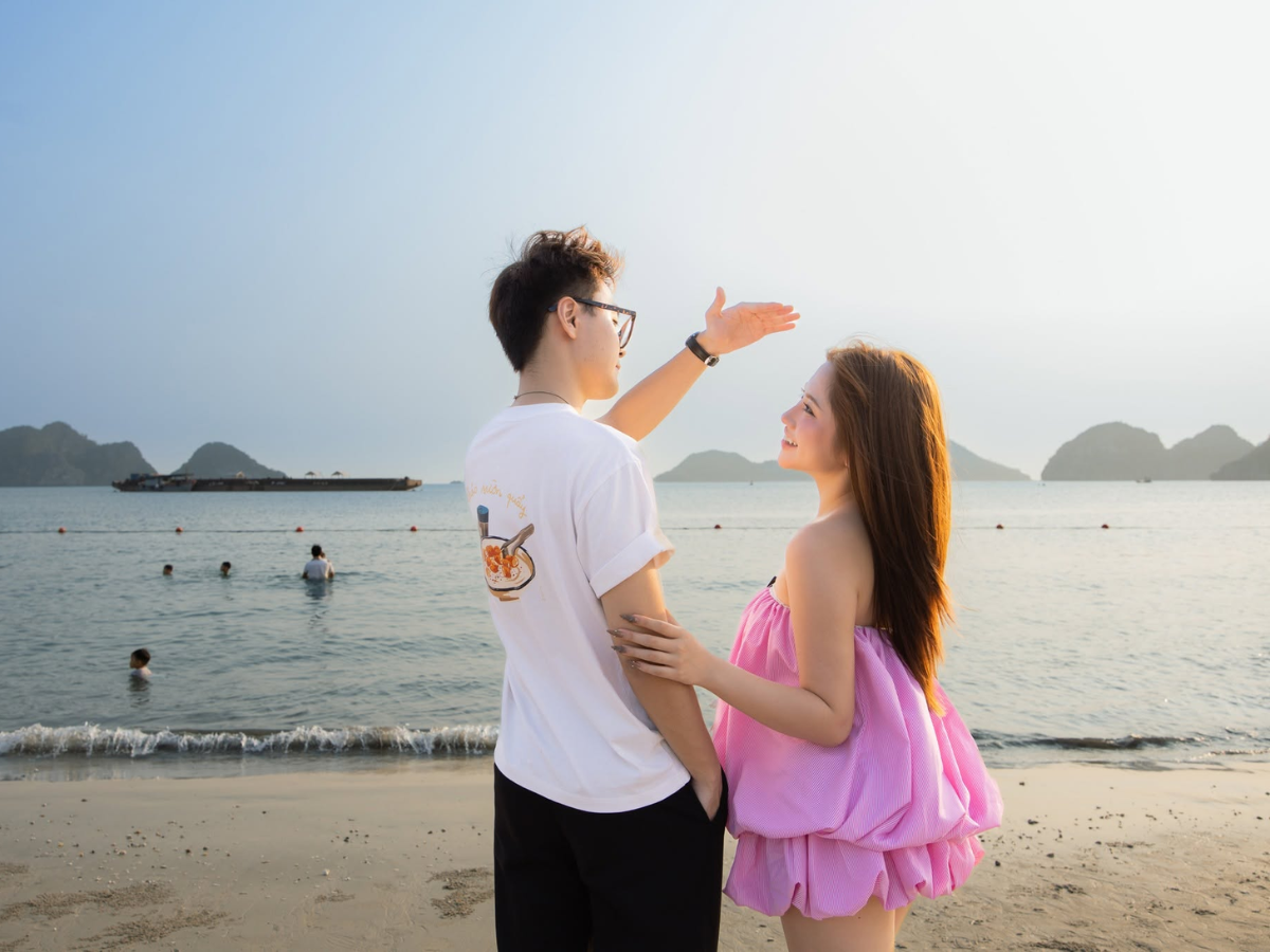 Du khách có thể ngắm hoàng hôn trên vịnh, tham quan các khu vực check in trước khi chương trình biểu diễn bắt đầu