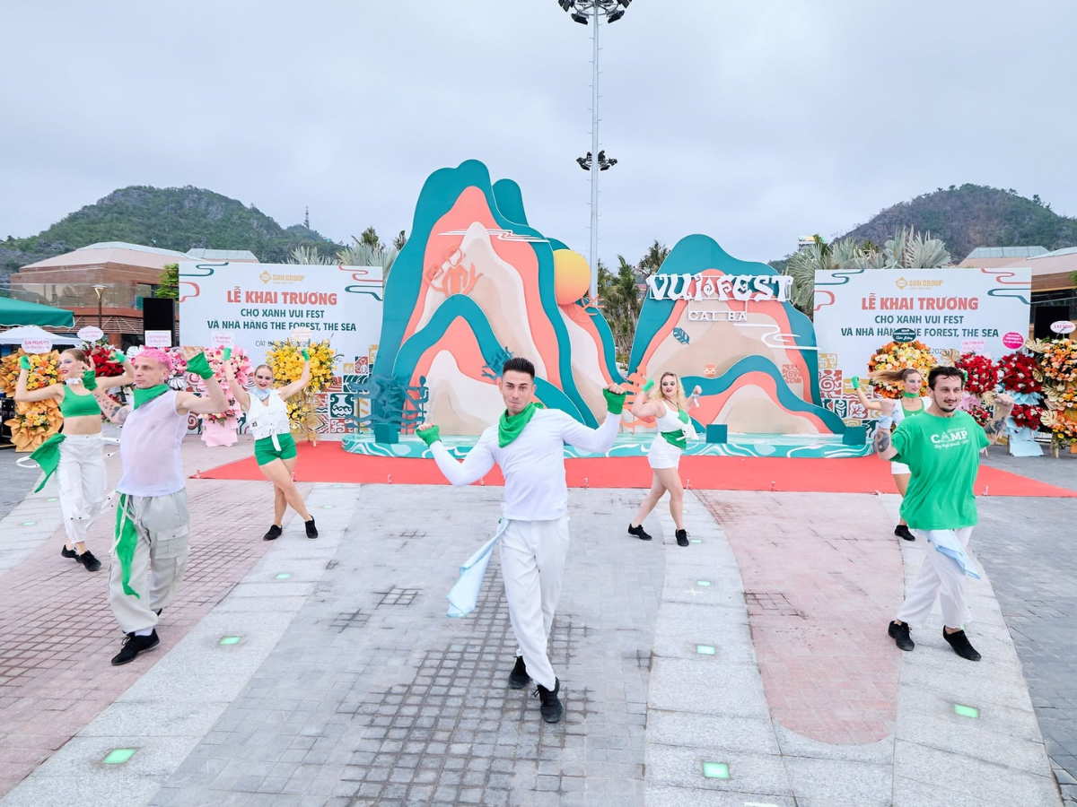 Các chương trình biểu diễn nghệ thuật ngoài trời, sân khấu hướng biển và chuỗi hoạt động tại VUI-Fest Cat Ba đã tạo nên diện mạo mới cho du lịch đảo Ngọc