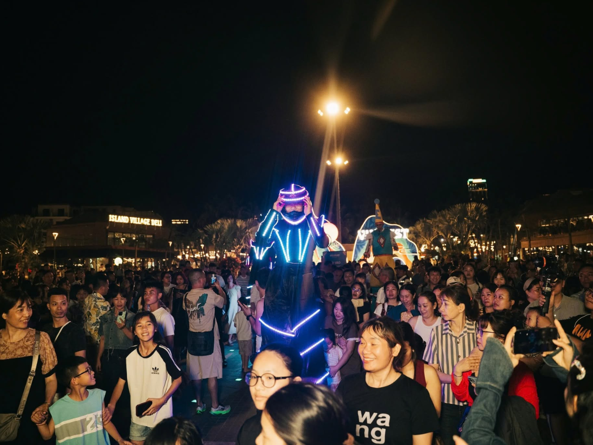 Theo dõi màn diễu hành của robot LED Cát Bà