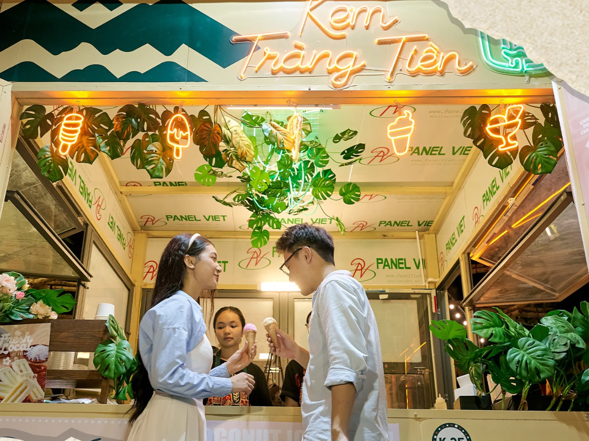 VUI-Fest Cat Ba mang đến bầu không khí lễ hội sôi động với tuyến phố đi bộ, các gian hàng được thiết kế trẻ trung