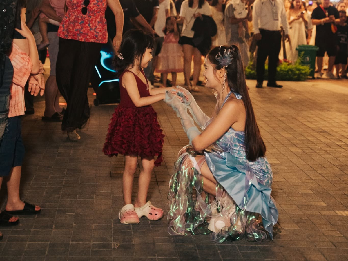 Chương trình quy tụ nhiều tiết mục biểu diễn của vũ công, nghệ sĩ hoạt náo và các đoàn diễu hành theo chủ đề