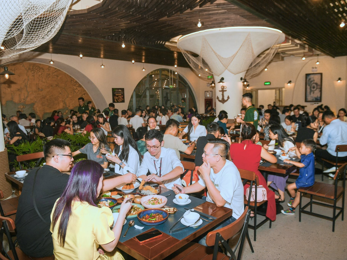 Thưởng thức các món ăn địa phương, trò chuyện cùng bạn bè và lưu lại những khoảnh khắc cùng với gia đình