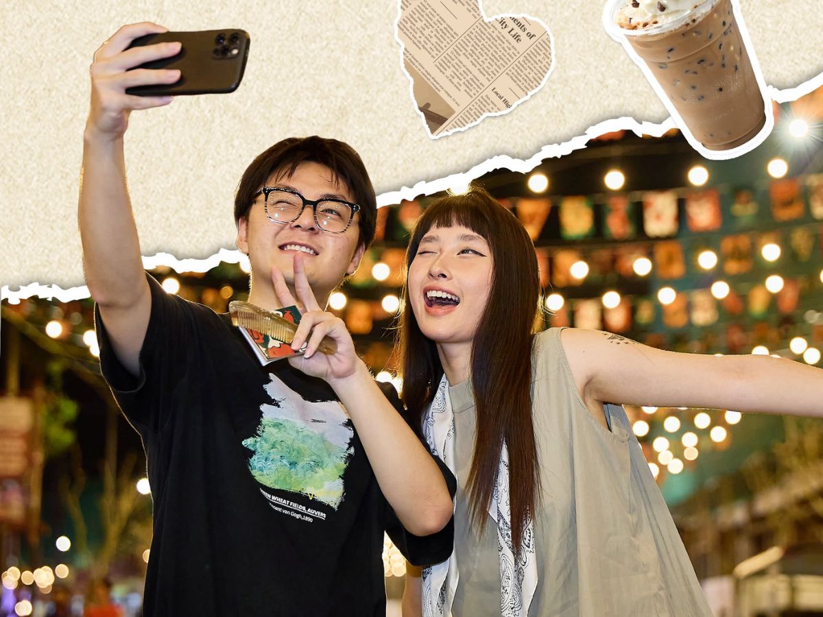 Chụp ảnh và khám phá các gian hàng trước khi các hoạt động buổi tối diễn ra