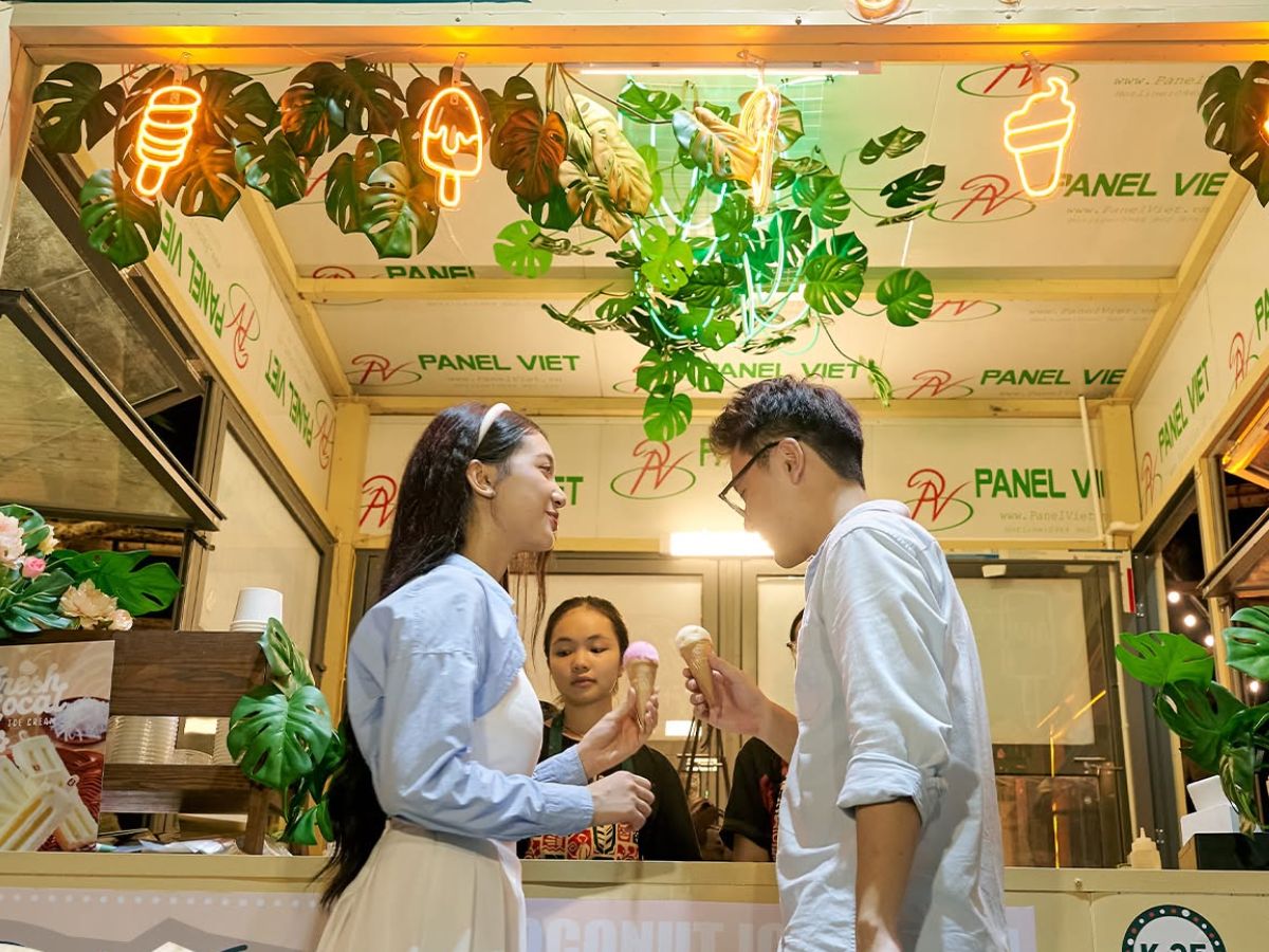 Hơn 30 gian hàng ăn uống mang đến nhiều lựa chọn