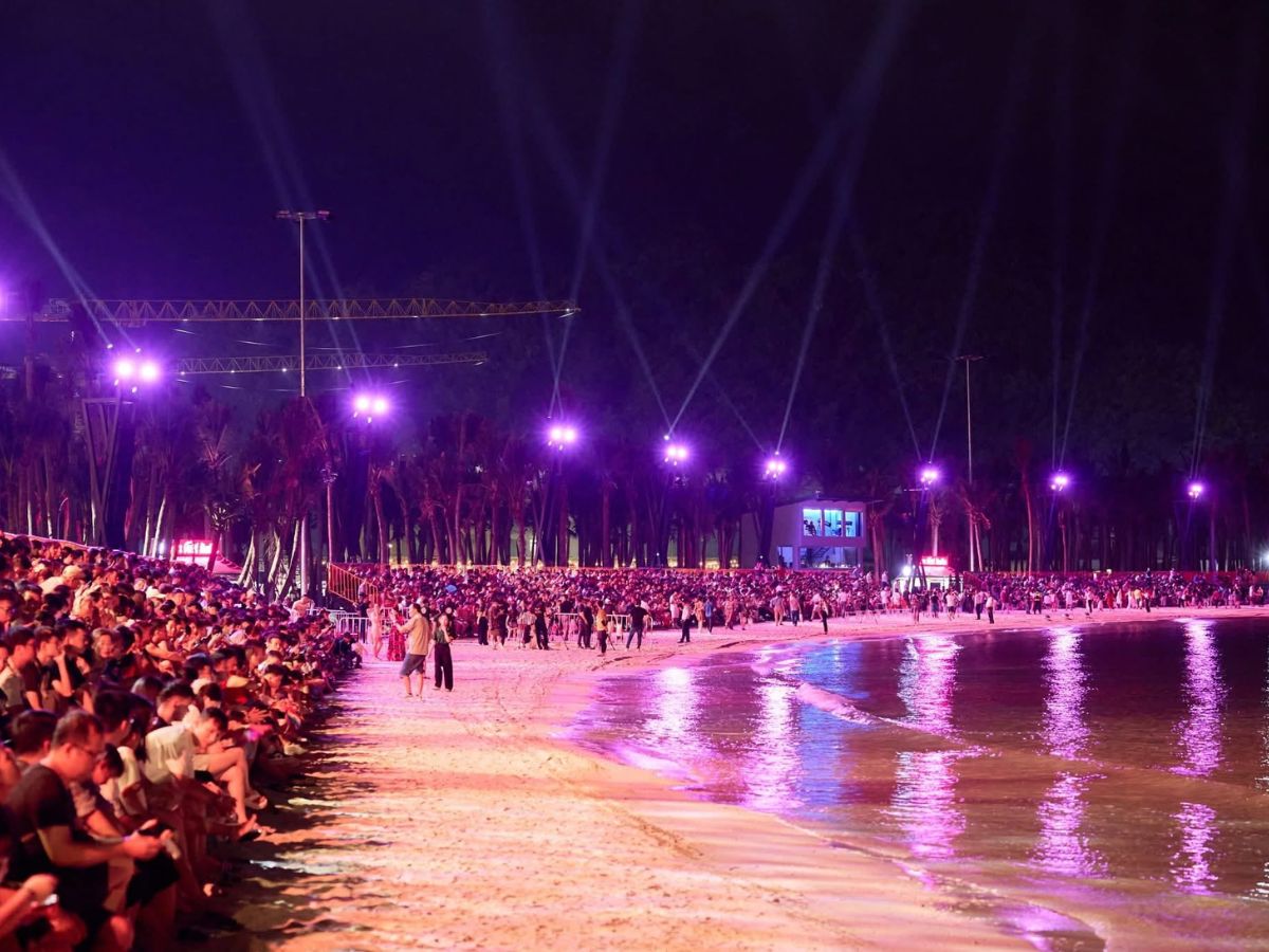 Di chuyển đến khu vực ngắm pháo hoa trước khoảng 15 đến 20 phút để có chỗ ngồi đẹp nhất