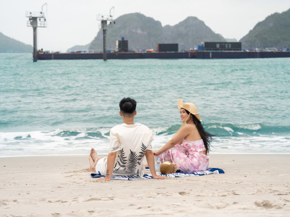 Lựa chọn trang phục thoải mái nhẹ nhàng phù hợp biển xanh cát trắng