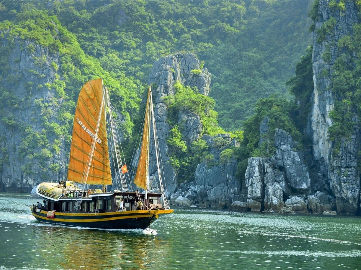 Các du khách kết hợp tham quan với chèo kayak, khám phá làng chài ở Vịnh Lan Hạ