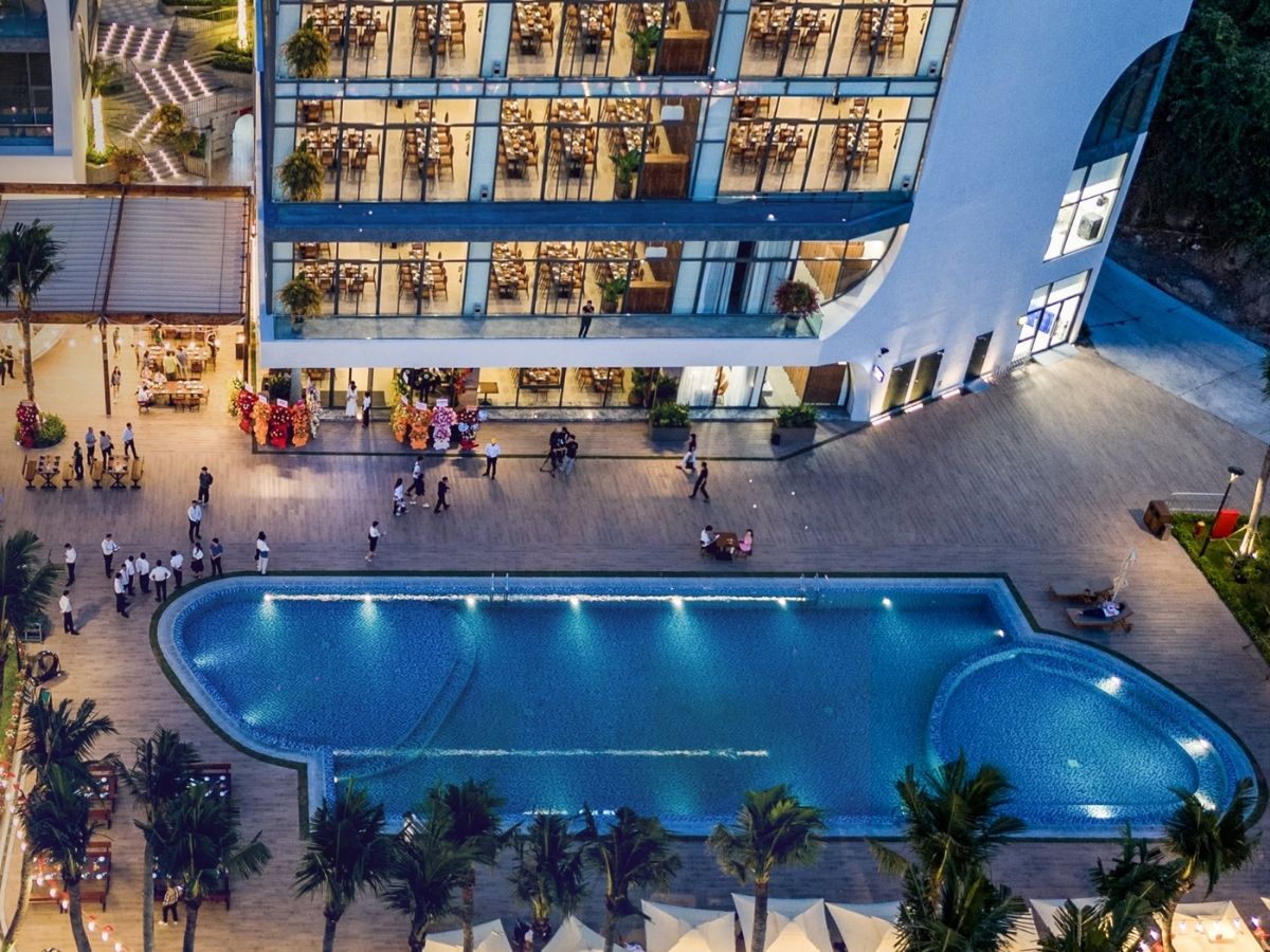 Sun Bavaria Cat Ba có không gian ẩm thực, hồ bơi và bãi biển riêng