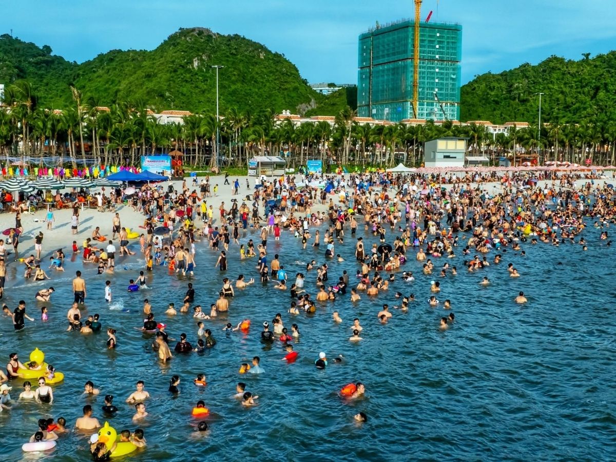Cuối tuần thường có không khí sôi động hơn, đặc biệt tại khu vực trung tâm