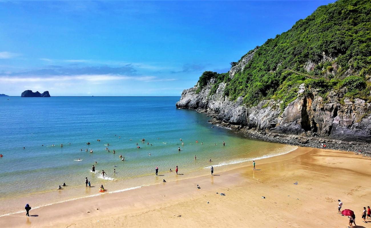 Bãi tắm Cát Cò sở hữu làn nước trong xanh và khung cảnh biển đảo thơ mộng