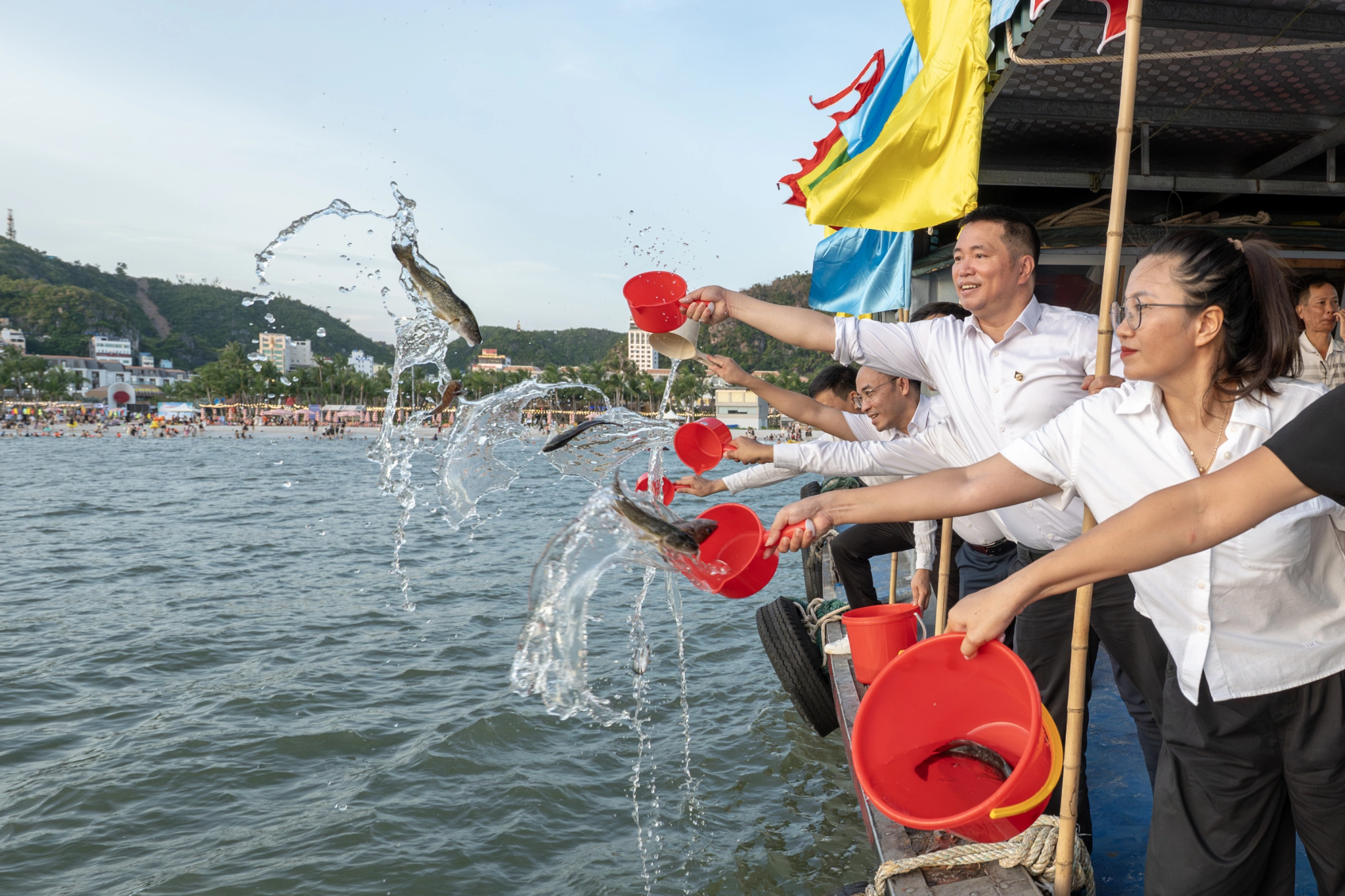 Nghi thức thả cá giống trên vịnh mang ý nghĩa bảo tồn nguồn lợi thủy sản địa phương