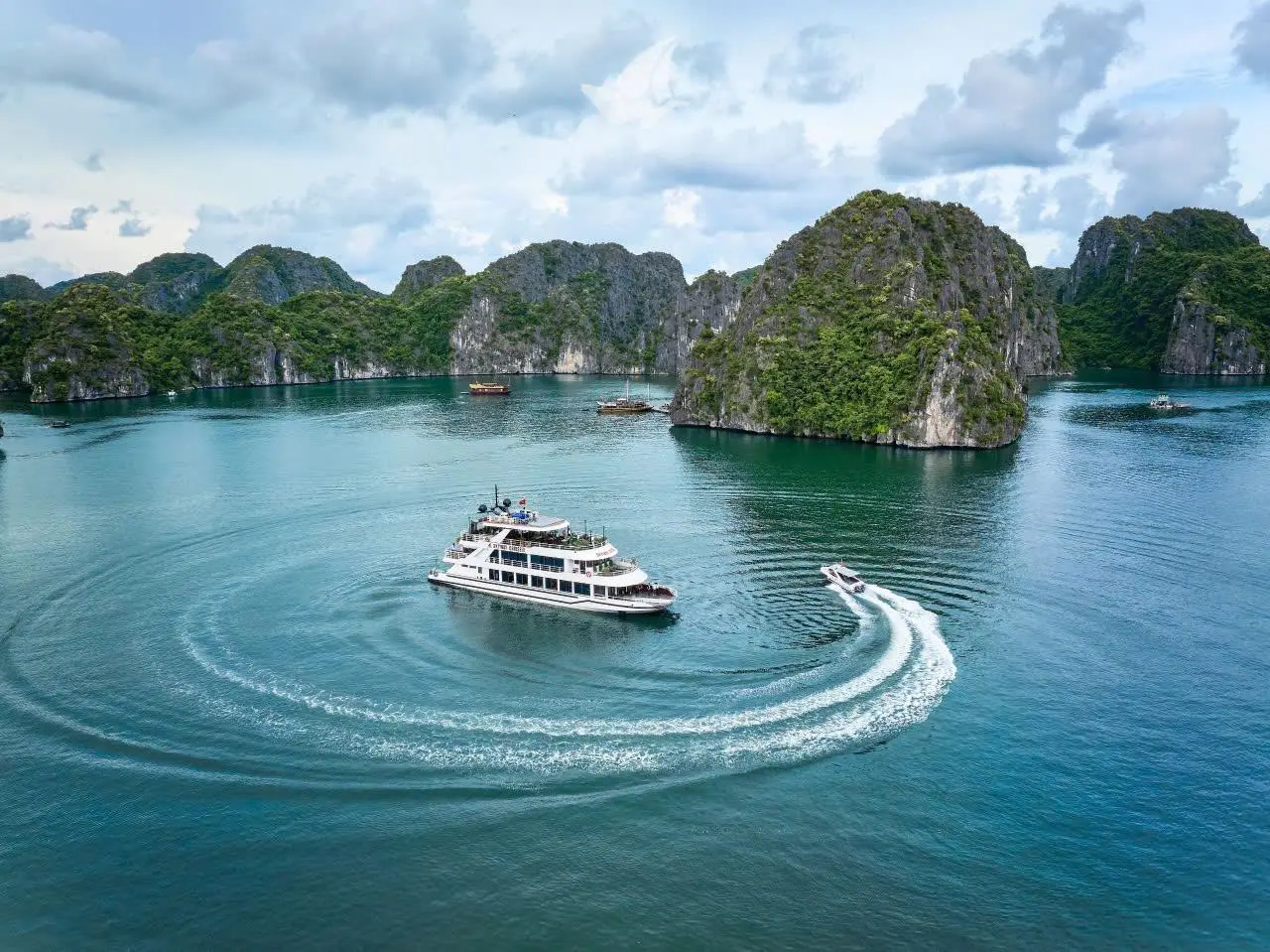 Du thuyền đưa du khách khám phá vẻ đẹp của Vịnh Lan Hạ giữa mùa hè
