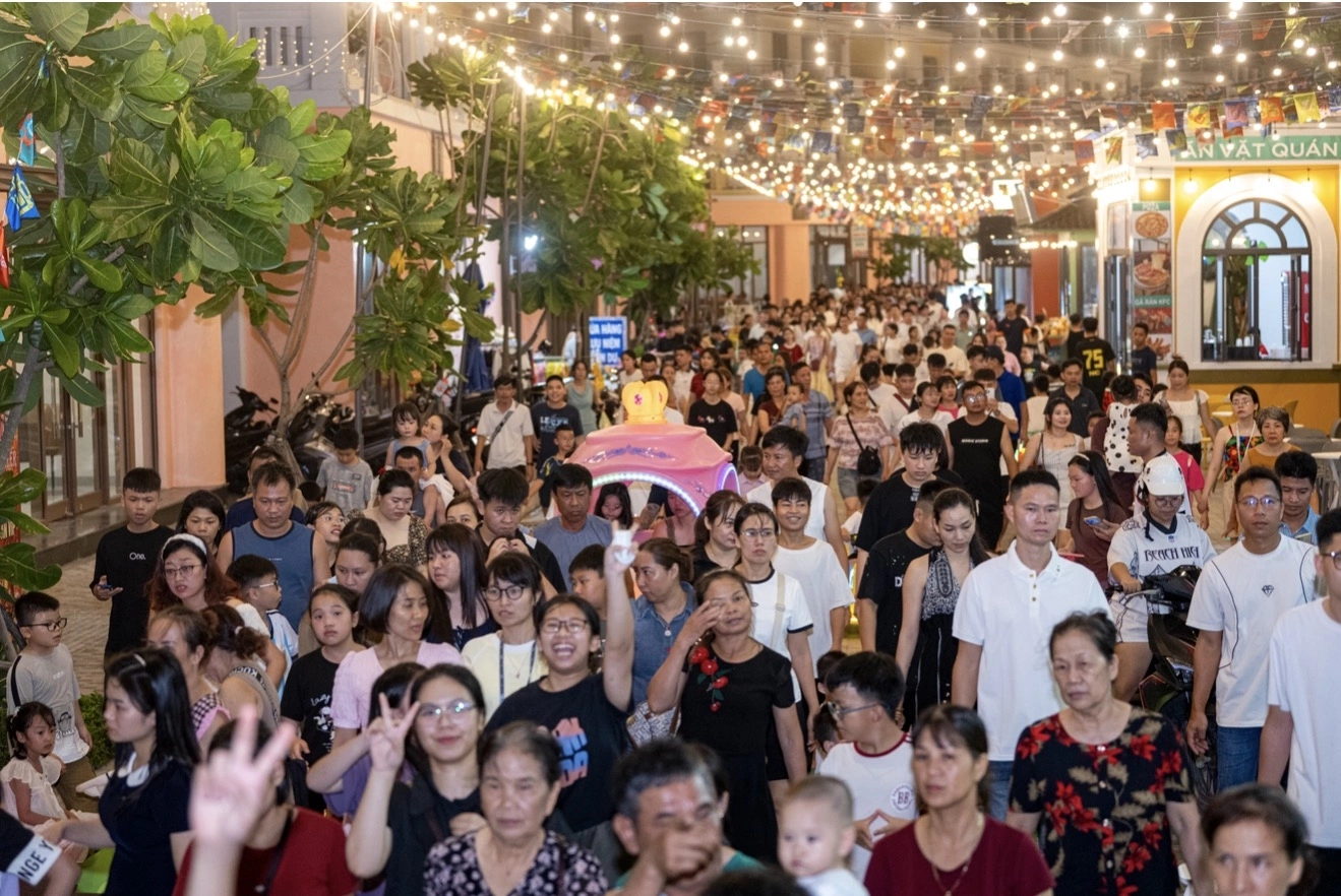 Không khí sôi động tại Lễ hội Biển Xanh Cát Bà thu hút hàng chục nghìn du khách đến Vịnh trung tâm