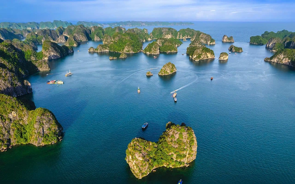Vẻ đẹp hùng vĩ của vịnh Lan Hạ với hàng trăm đảo đá vôi