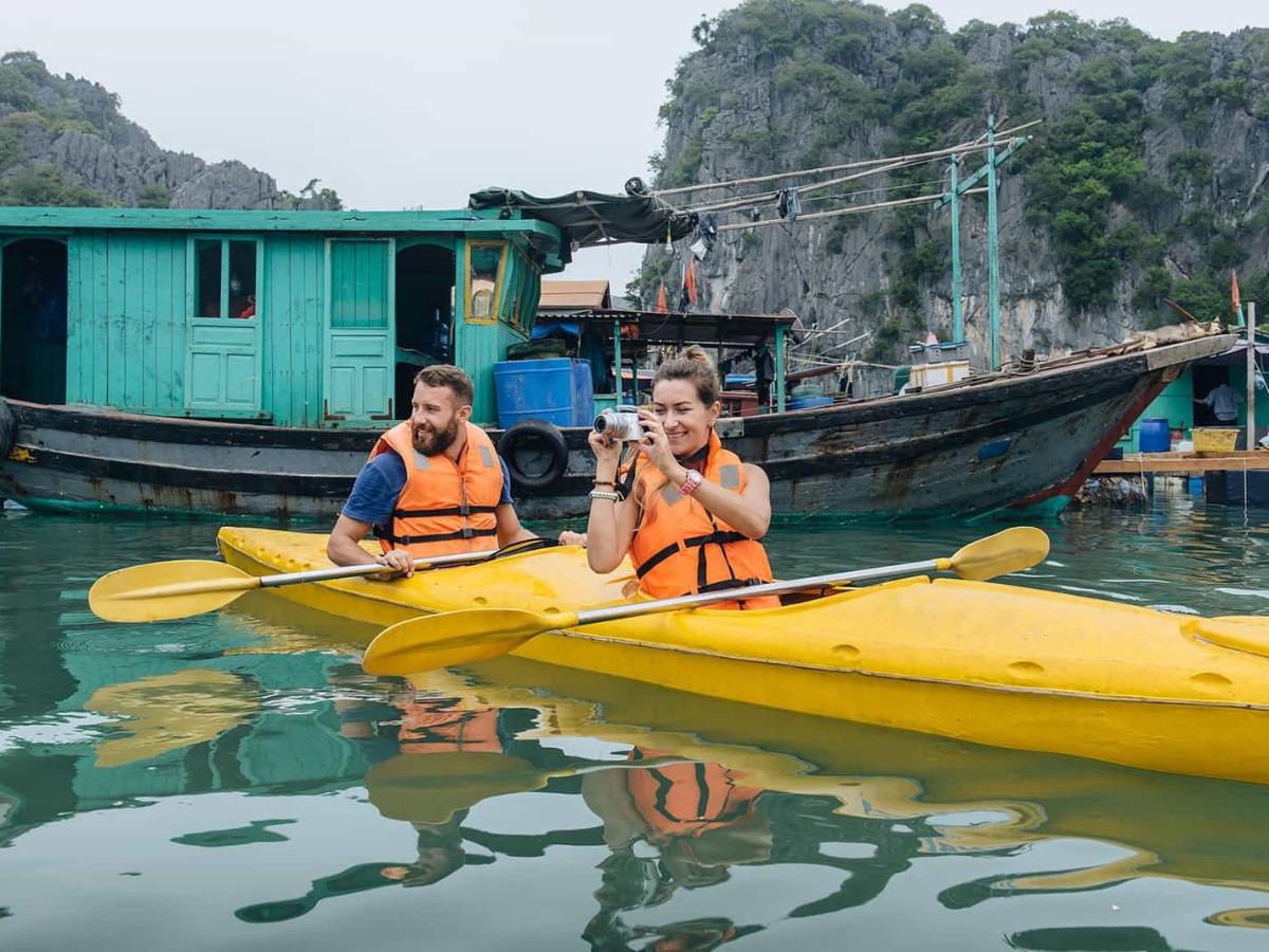 Du khách có thể lựa chọn chèo kayak, đi tàu tham quan, bơi lội hoặc trải nghiệm các tour khám phá làng chài nổi
