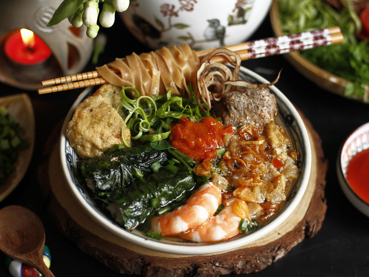 Các món đặc sản Hải Phòng như bánh đa cua, nem cua bể