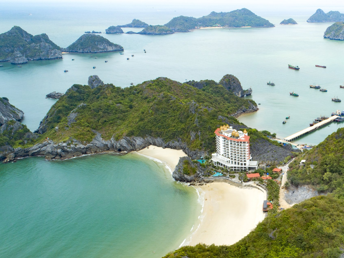 Quần đảo có 367 đảo lớn nhỏ, trong đó đảo Cát Bà là đảo lớn nhất