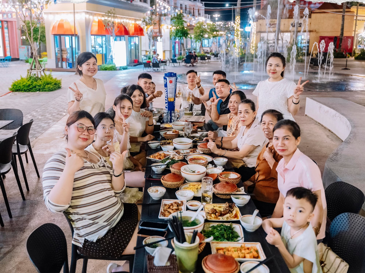 VUI-Fest Cat Ba mang đến không gian lễ hội ven biển với các gian hàng ẩm thực, khu mua sắm, nghệ thuật đường phố