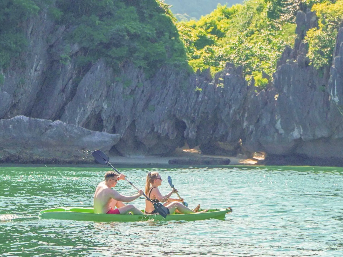 Nước biển trong xanh, thuận lợi để tắm biển, chèo kayak, tham quan Vịnh Lan Hạ