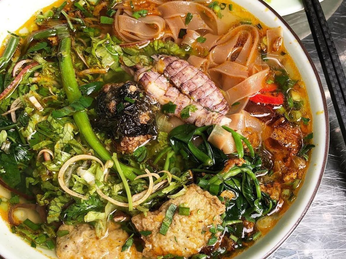 Bánh đa cua hấp dẫn với topping đầy đặn và bắt mắt