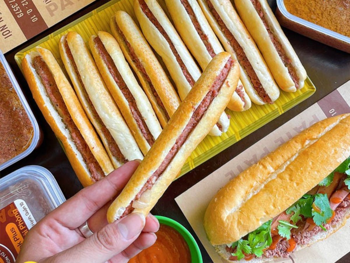 Bánh mì cay Hải Phòng gây nghiện bởi lớp pate béo ngậy