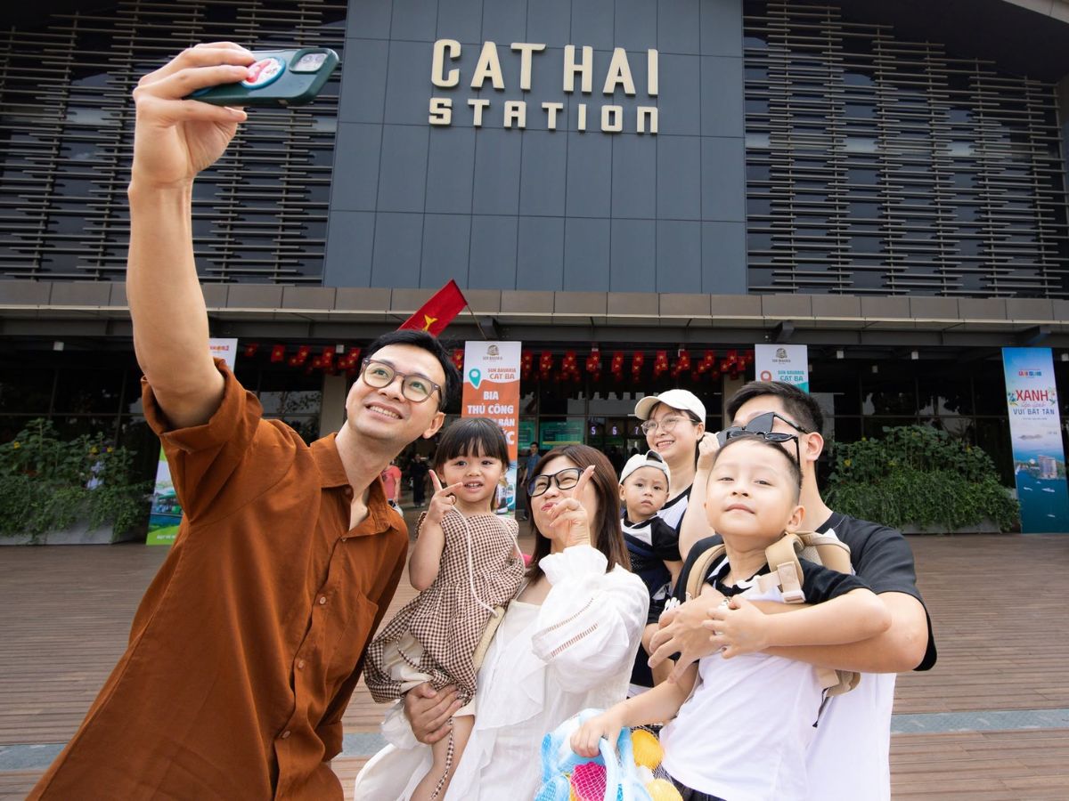 Family group taking photos at Cat Hai Cable Car