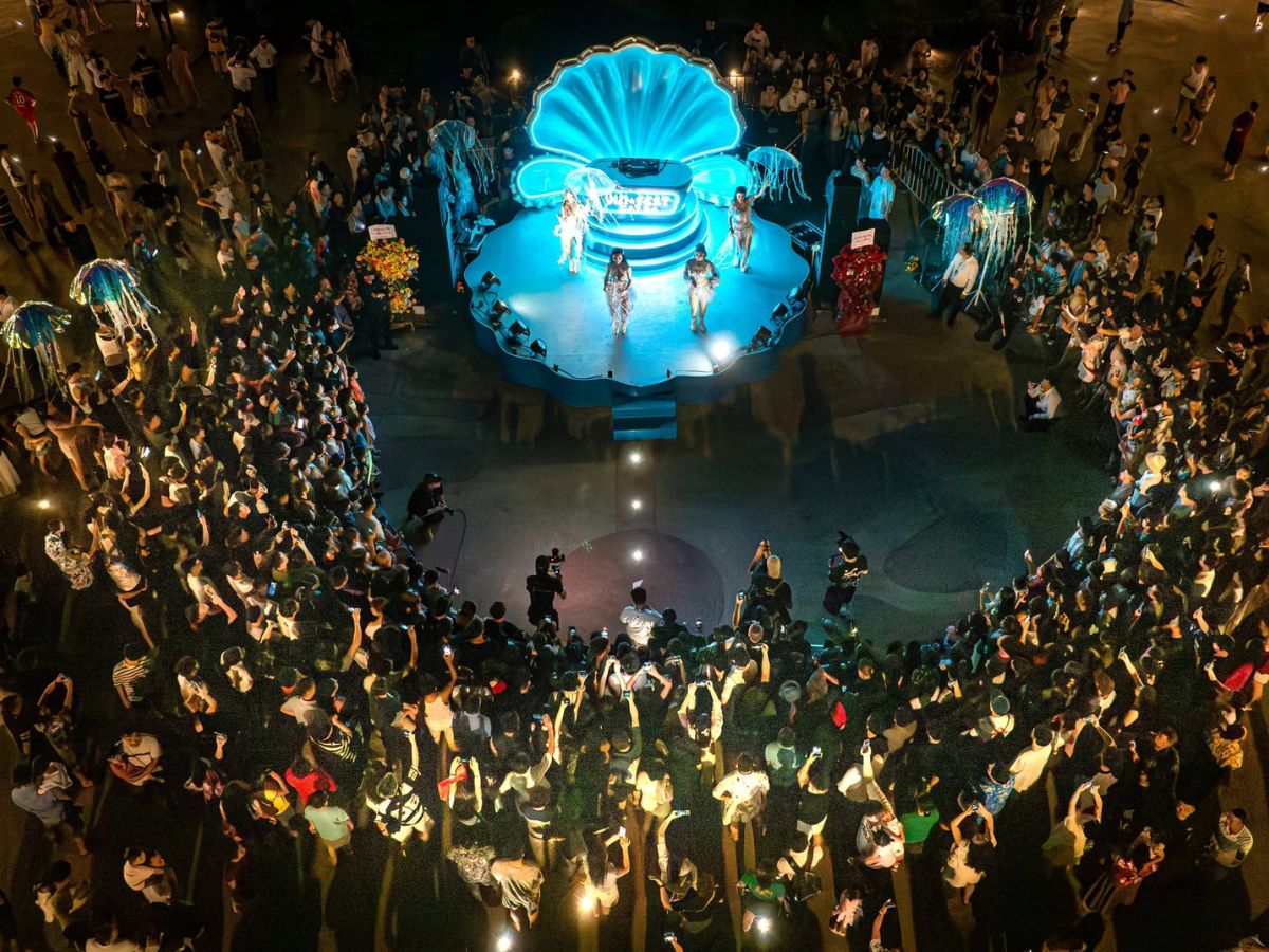 Live performances, a lively night market, food stalls, and a variety of seaside entertainment activities.