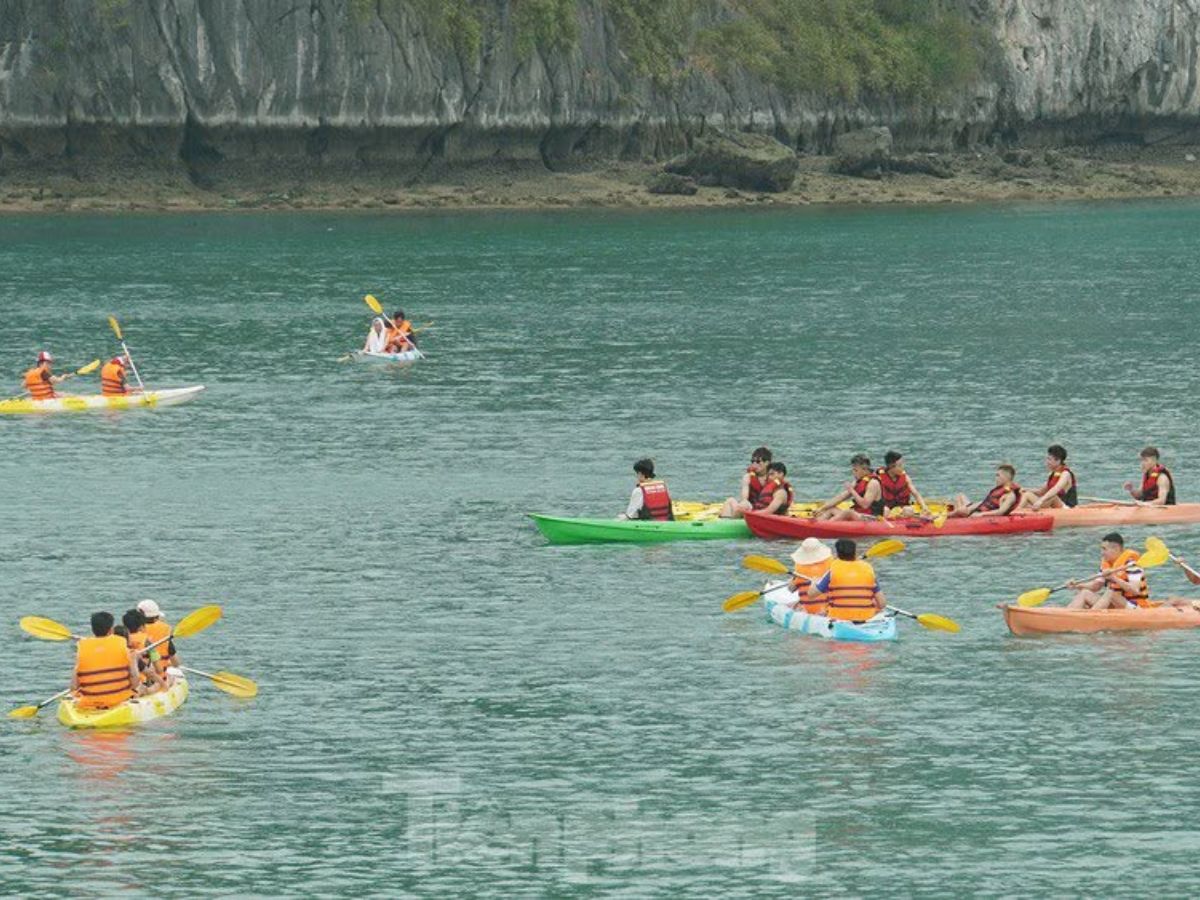 Du khách cần tuân thủ hướng dẫn của nhân viên khi chèo kayak hoặc tham gia các hoạt động dưới nước